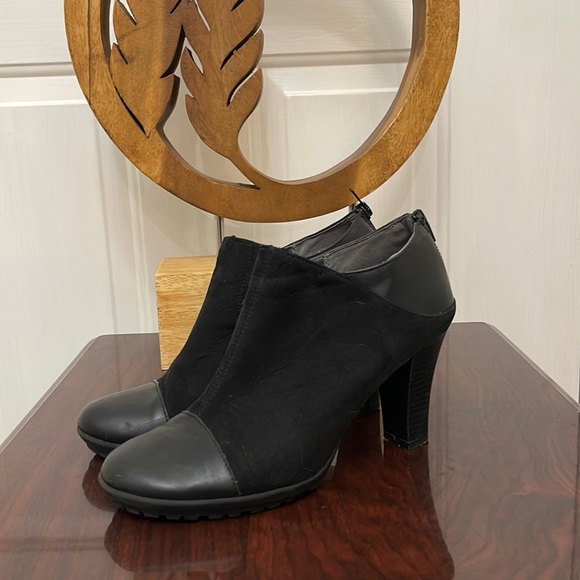 AEROSOLES Faux Leather & Suede Zippered Back Booties - 9 (US) black - Picture 1 of 8